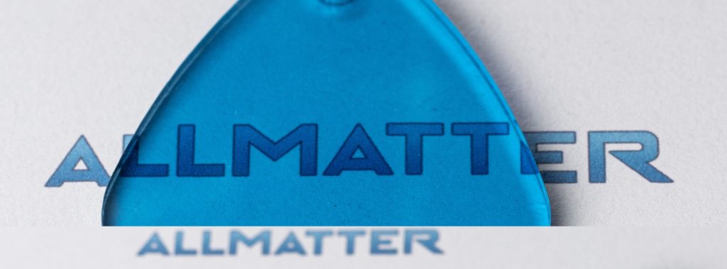 Niebieska plexi transparentna o grubości 3 mm na tle napisu Allmatter