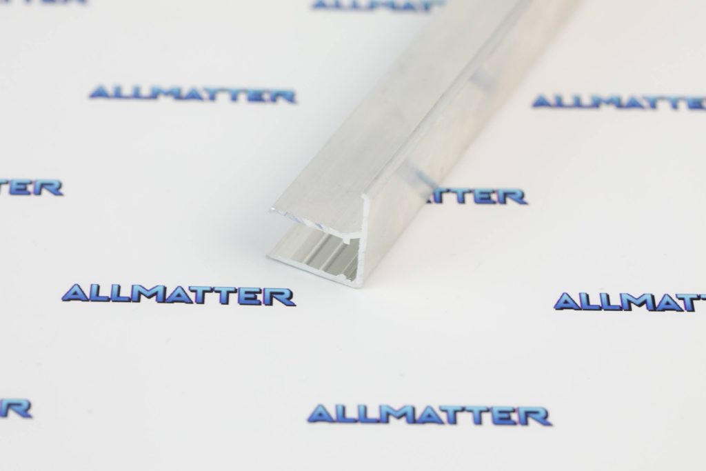 Profil aluminiowy F10 6m na tle logo Allmatter