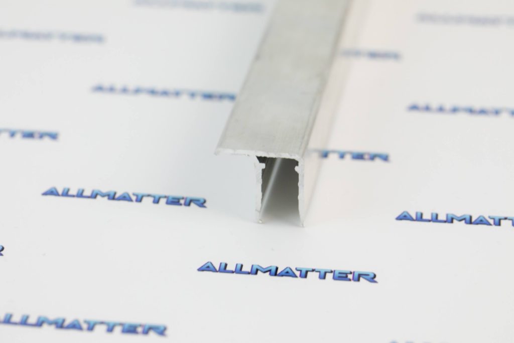 Profil aluminiowy F10 6m na białym tle z logo Allmatter