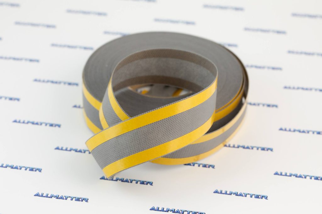 Taśma paro przepuszczalna w odcieniach szaro-żółtych na białym tle