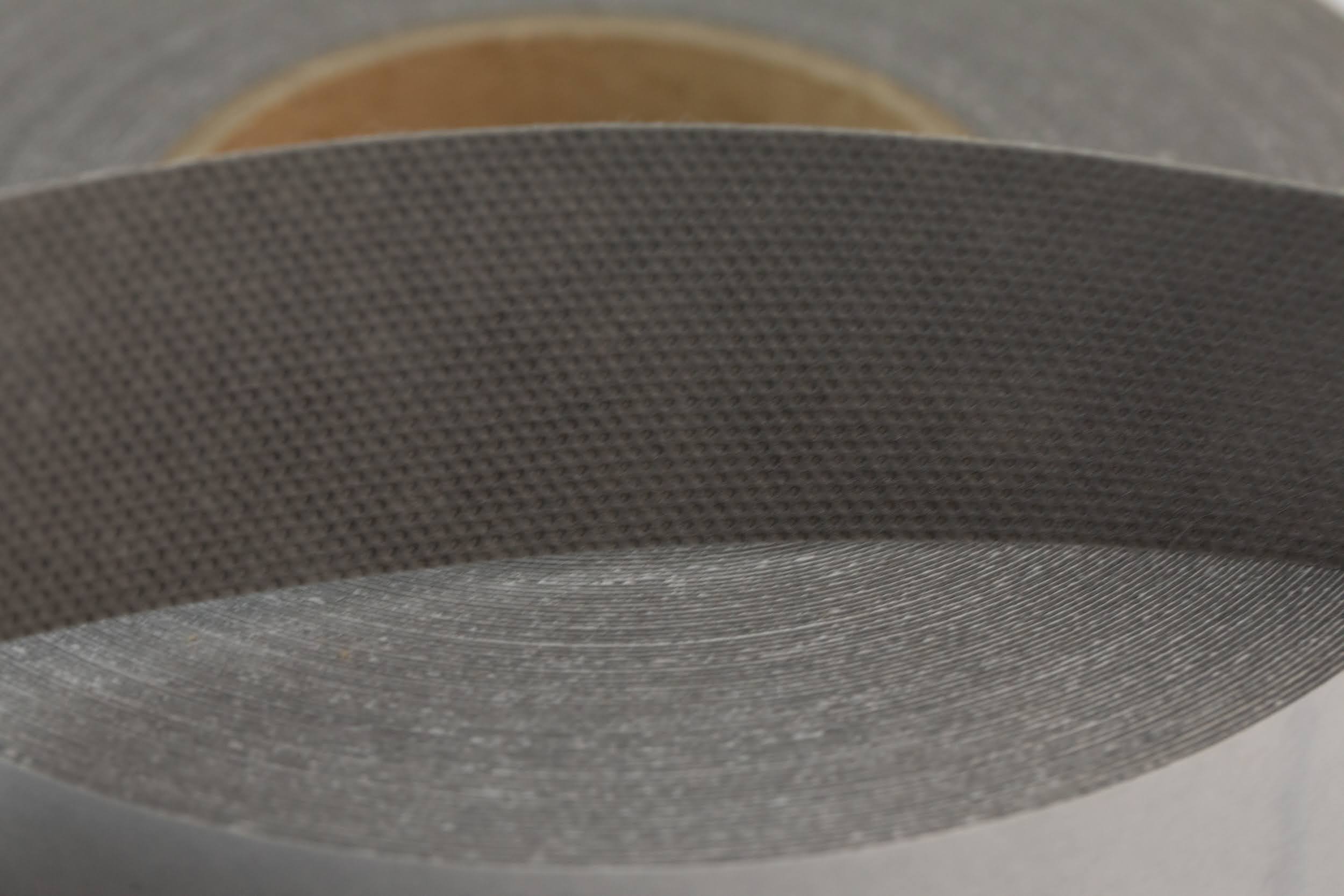 Taśma o szerokości 25 mm w ciemnoszarym kolorze.