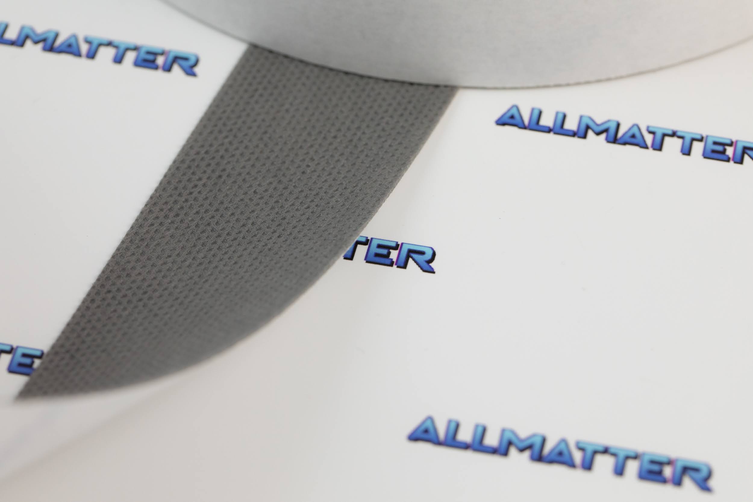 Szara taśma o szerokości 25 mm na tle z logo Allmatter