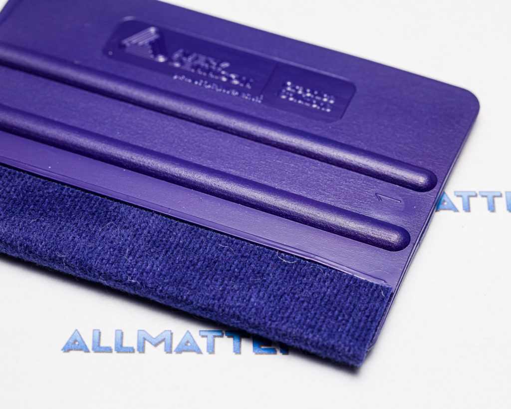 Fioletowa rakla Avery Dennison Squeegee Pro na białym tle