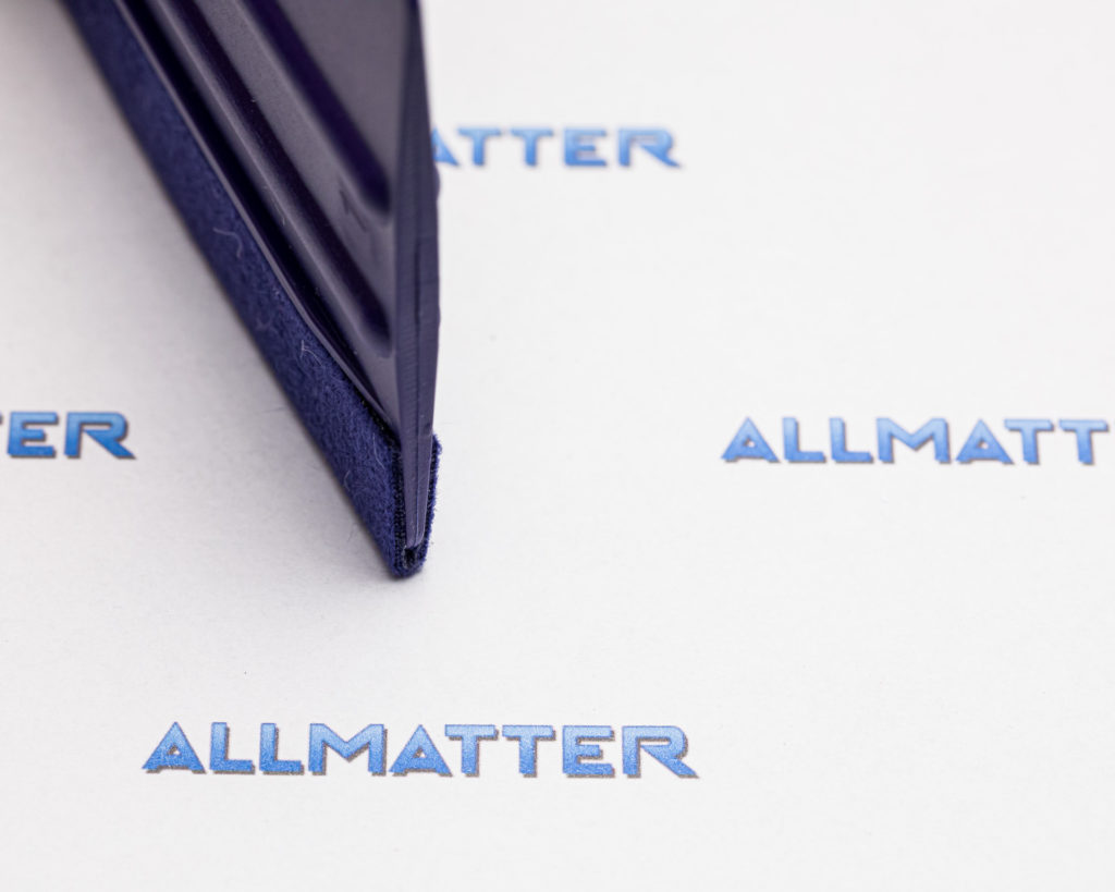 Rakla Avery Dennison Squeegee Pro na tle z logiem Allmatter