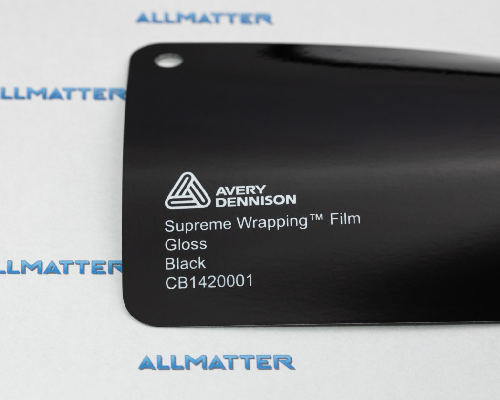 Czarna folia Avery Dennison Supreme Wrapping Film w wykończeniu połyskowym