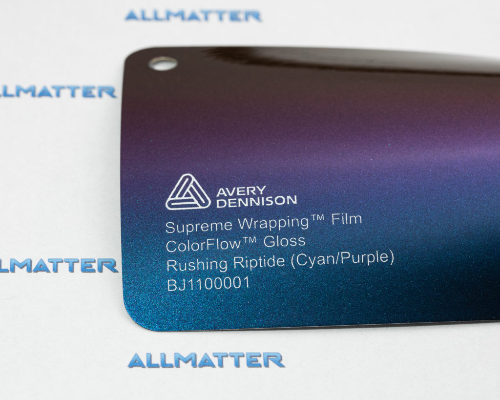 Próbka folii Avery Dennison ColorFlow Gloss Rushing Riptide w odcieniach niebieskiego i purpury