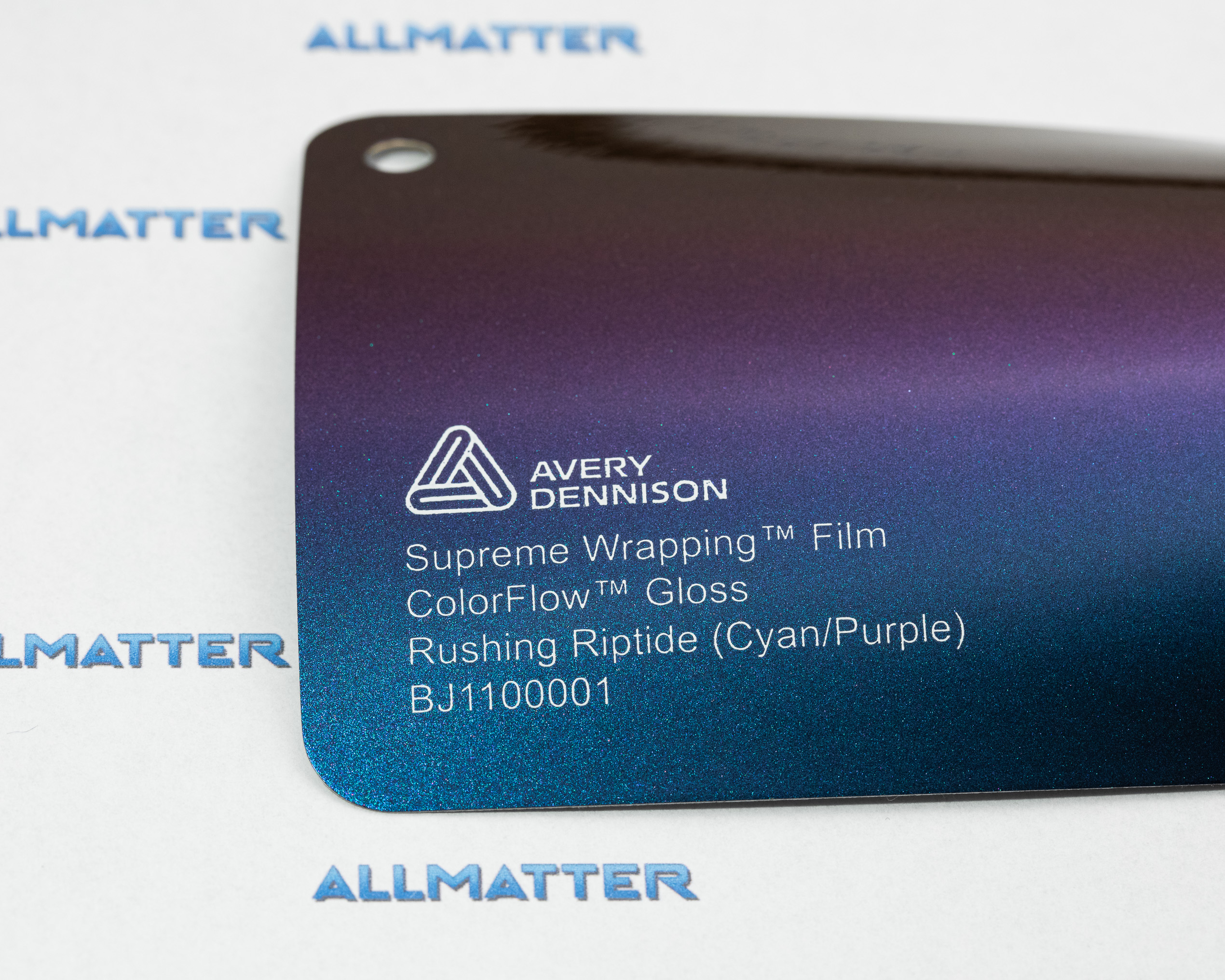 Próbka folii Avery Dennison ColorFlow Gloss Rushing Riptide w odcieniach niebieskiego i purpury