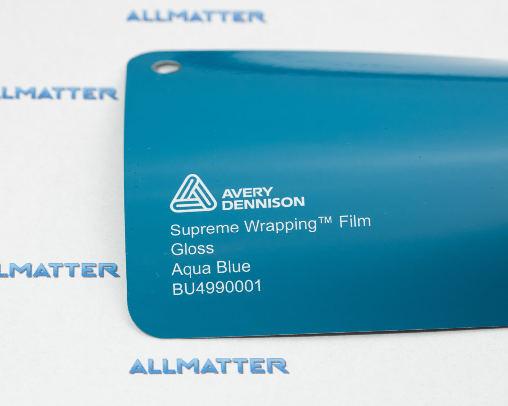 Próbka foli vinylowej Avery w kolorze błyszczącej aqua niebieskiej.