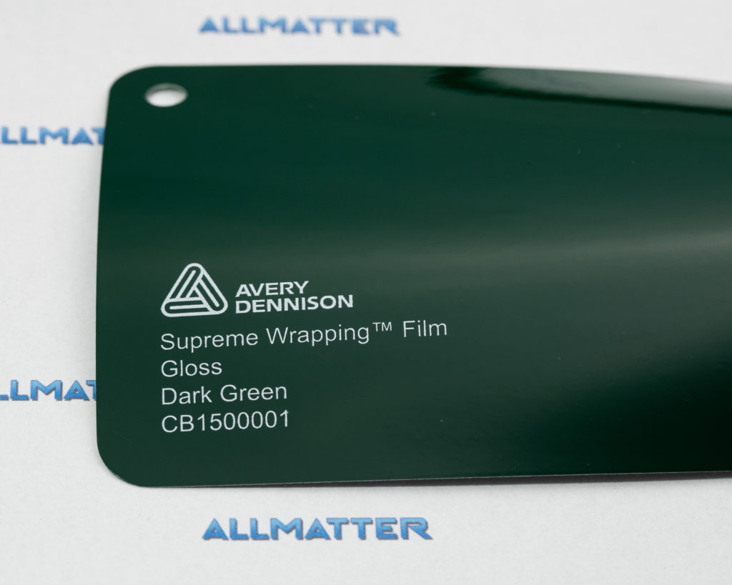 Próbka folii Avery Dennison w kolorze ciemnozielonym błyszczącym.