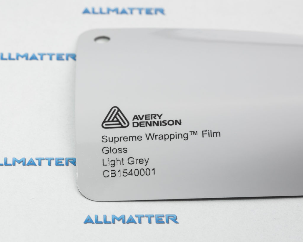 Próbka folii od Avery Dennison w kolorze jasnoszarym, błyszcząca.