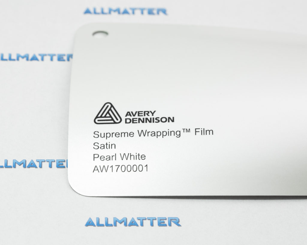 Próbka folii Avery Dennison w kolorze perłowej bieli satin