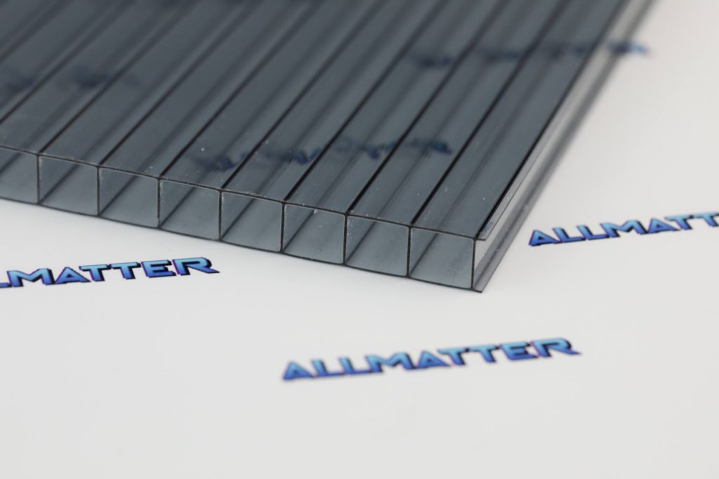 Poliwęglan komorowy dymiony antracyt 10mm wzmocniony na białym tle