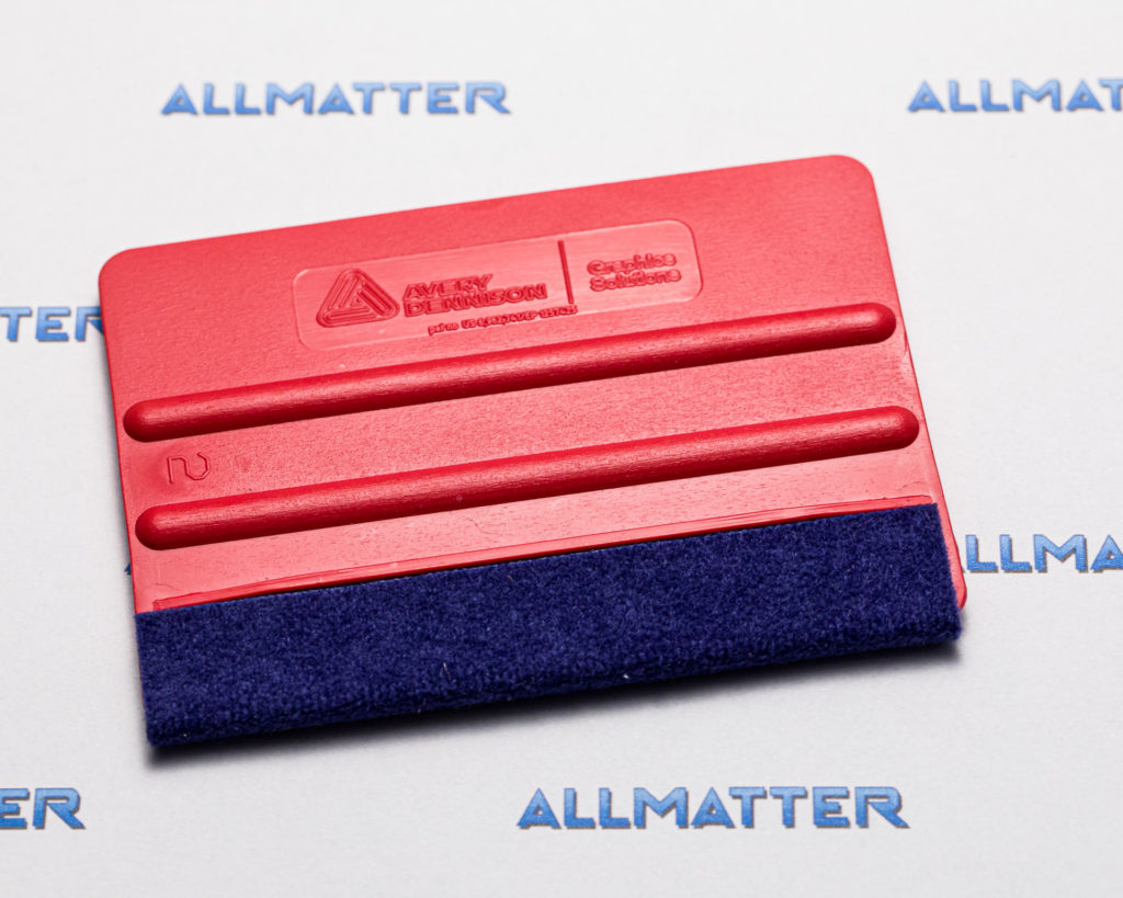 Czerwana rakla Avery Squeegee Pro Flexible z niebieskim filcem