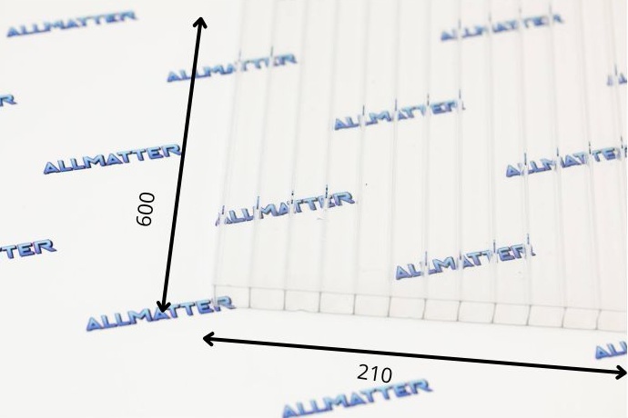 Przezroczysta płyta z wymiarami 600x210 mm i logo Allmatter
