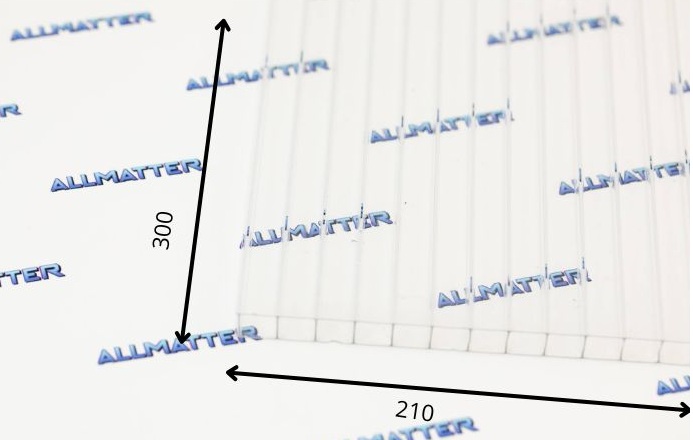 Przezroczysta płytka z wymiarami 300x210 mm i logo AllMatter