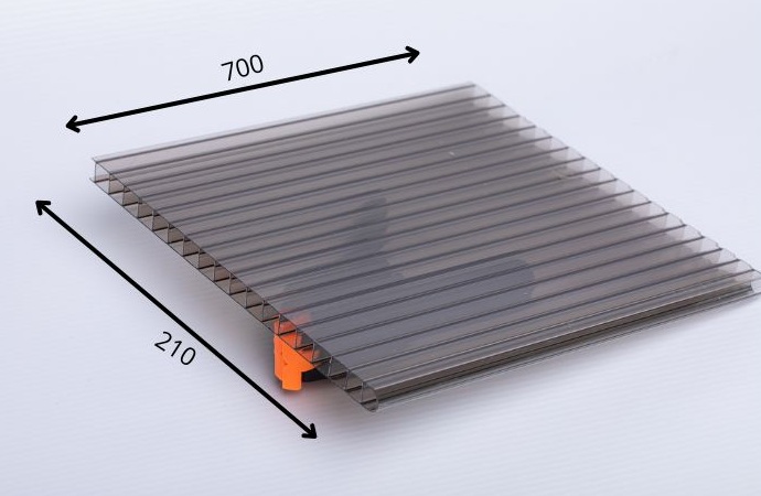Przezroczysta płyta o wymiarach 700x210 mm z pomarańczowym elementem