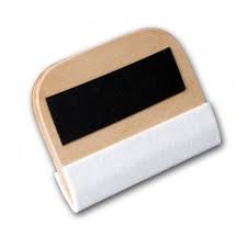 Drewniana rakla z filcem do wykończeń w pracach malarskich