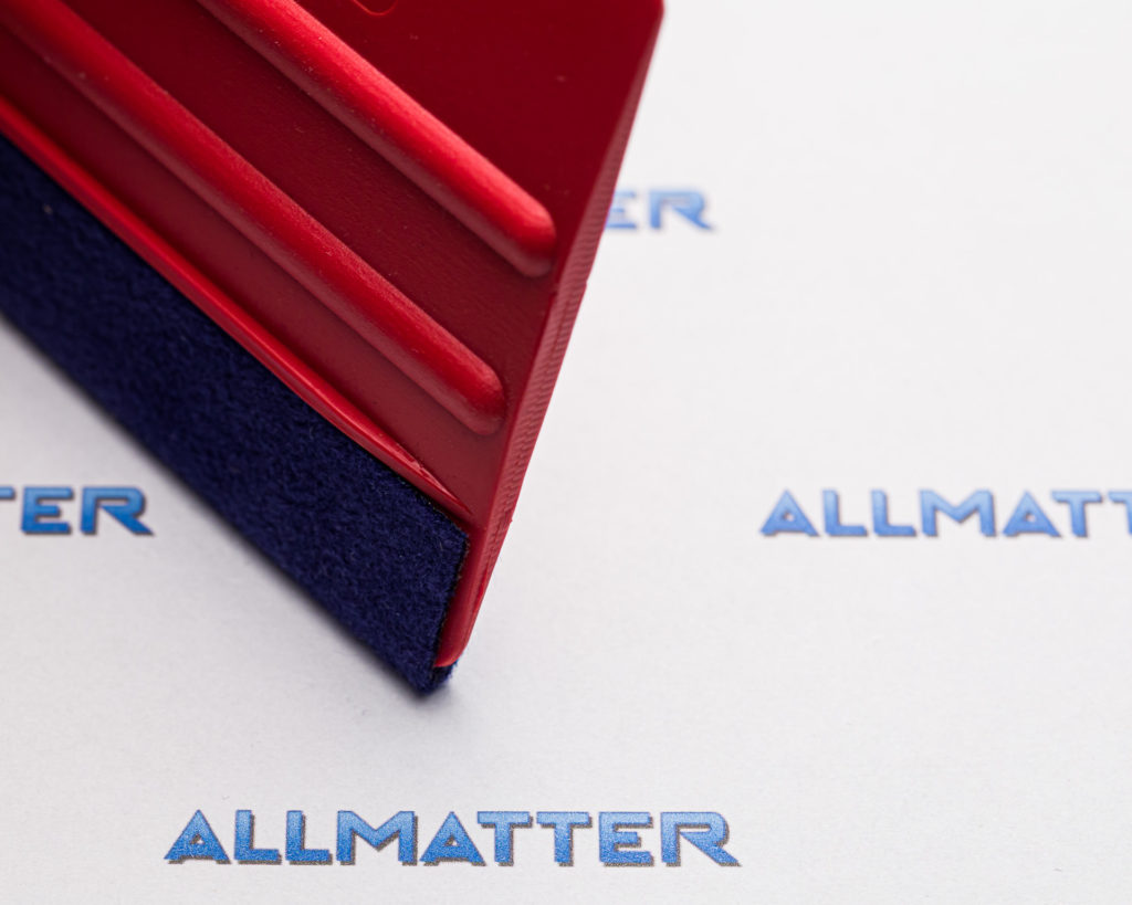 Czerwona rakla Avery z elastycznym wykończeniem na tle napisu Allmatter