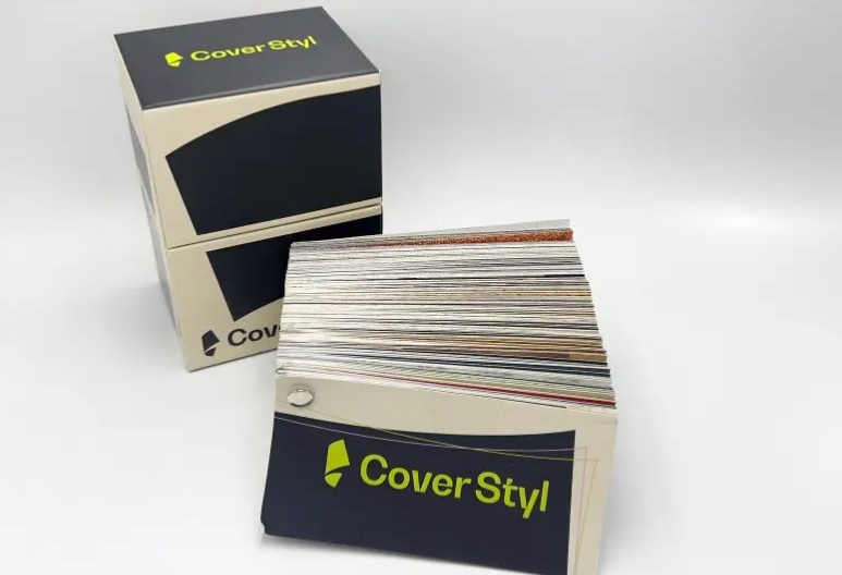 Próbnik kolorów CoverStyl z różnorodnymi próbkami materiałów