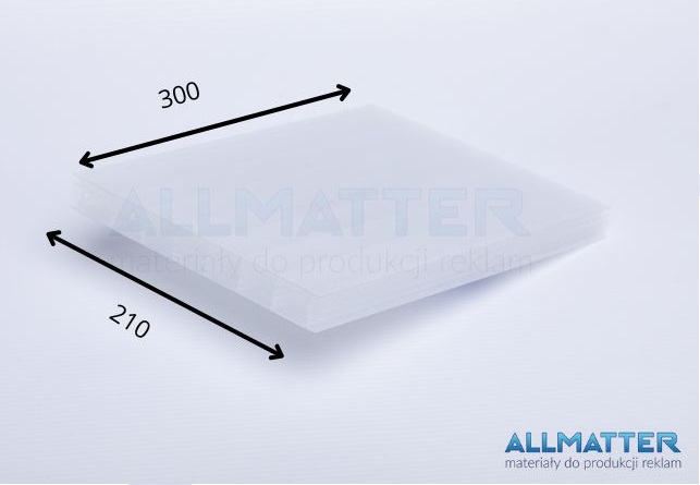 Przezroczysta karta o wymiarach 210x300 mm na białym tle