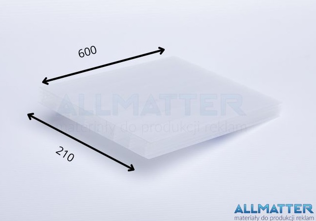 Przezroczysta płyta o wymiarach 600x210 mm na białym tle
