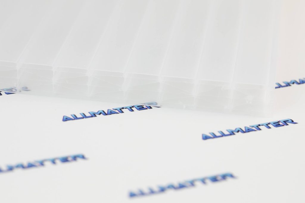 Przezroczyste pojemniki na dokumenty na tle logo Allmatter