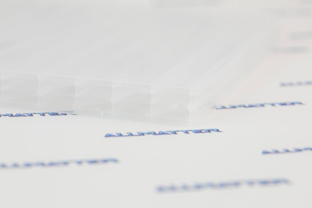 Przezroczyste elementy na tle z logo Allmatter