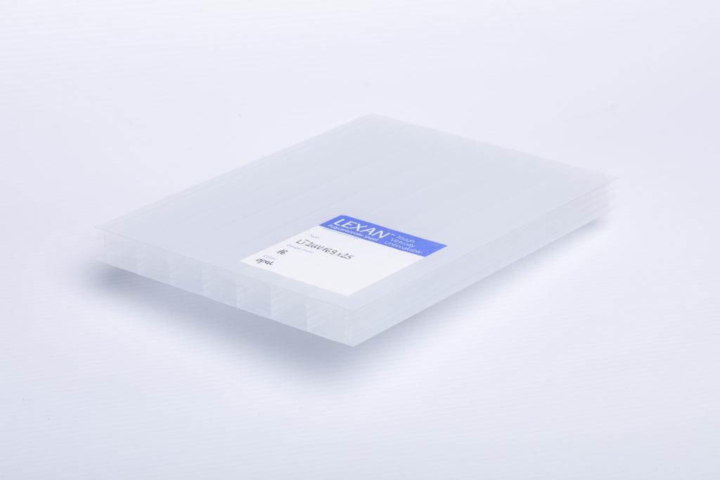 Przezroczyste płyty LEXAN ułożone na białym tle