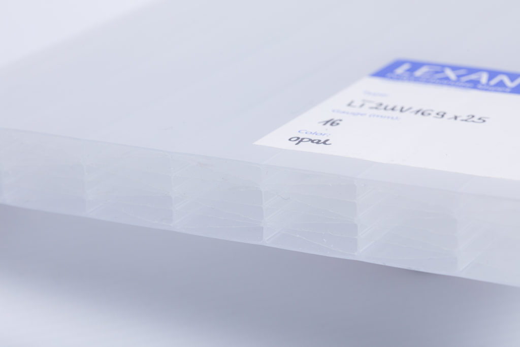 Przezroczysta płyta z tworzywa sztucznego o strukturze kompozytowej