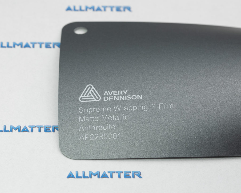 Próbka folii matowej metalicznej w kolorze antracytowym od Avery Dennison