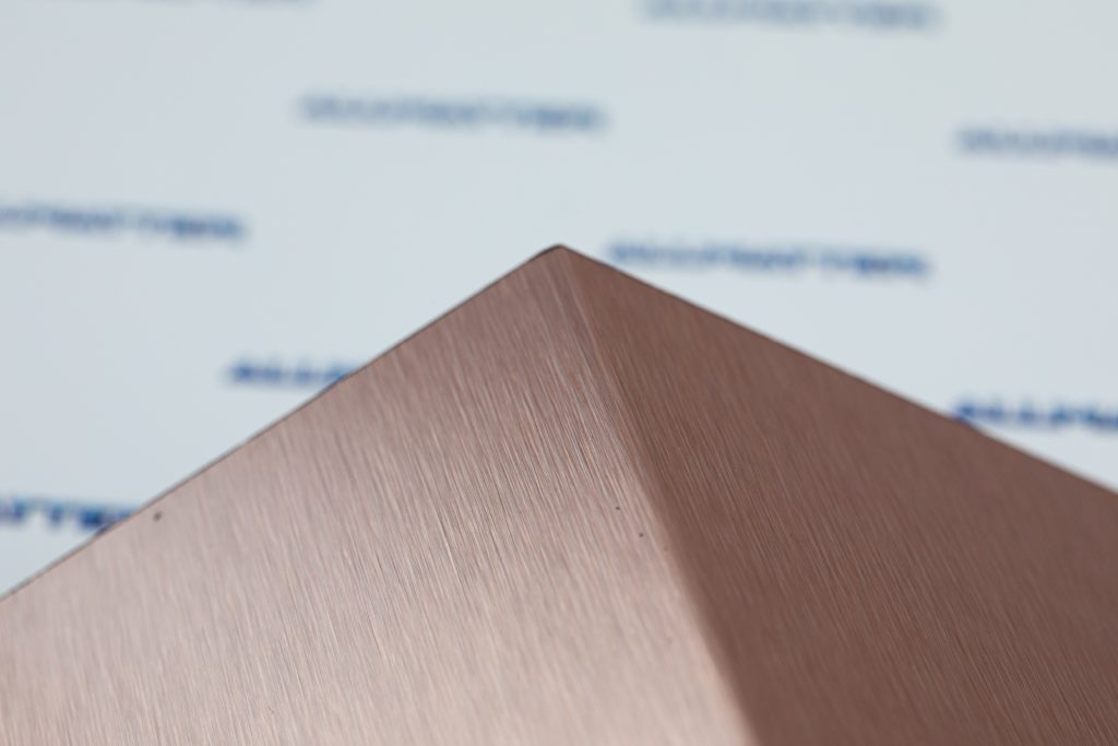 Kąt płyty kompozytowej Dibond w kolorze miedzi szczotkowanej