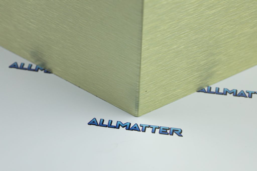 Złoty materiał o matowej powierzchni z logo Allmatter