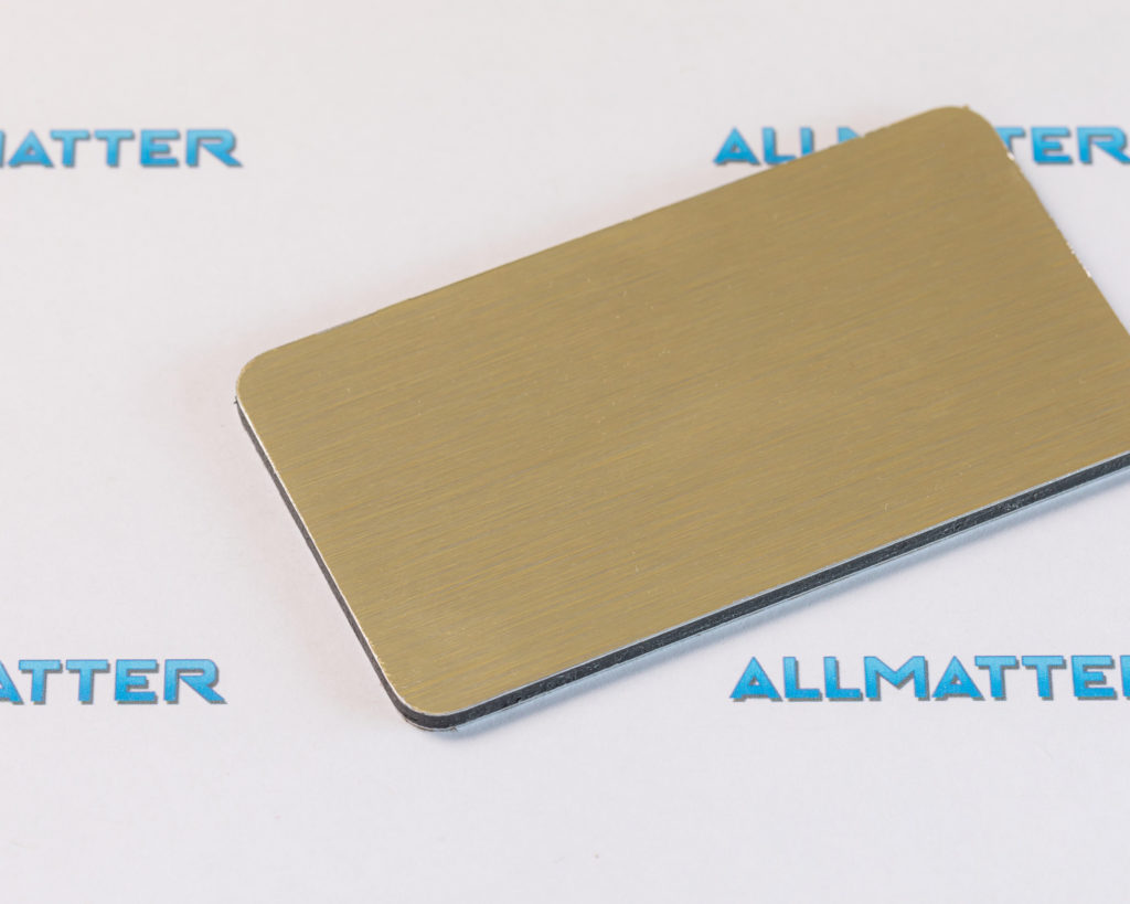 Złoty szczotkowany panel na tle z logo Allmatter