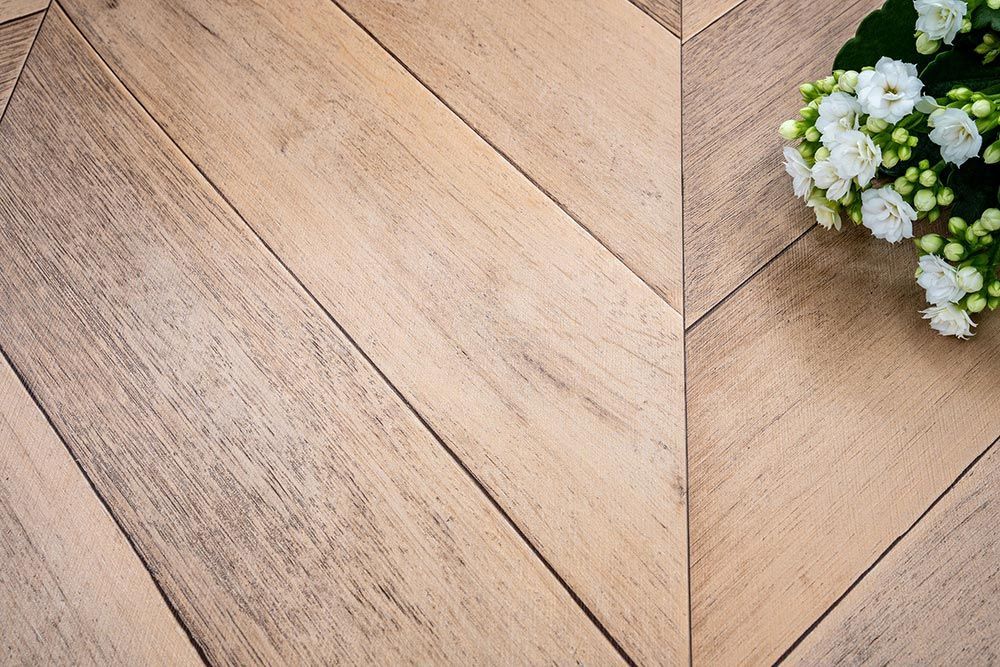 Drewniana podłoga z białymi kwiatami w rogu zdjęcia