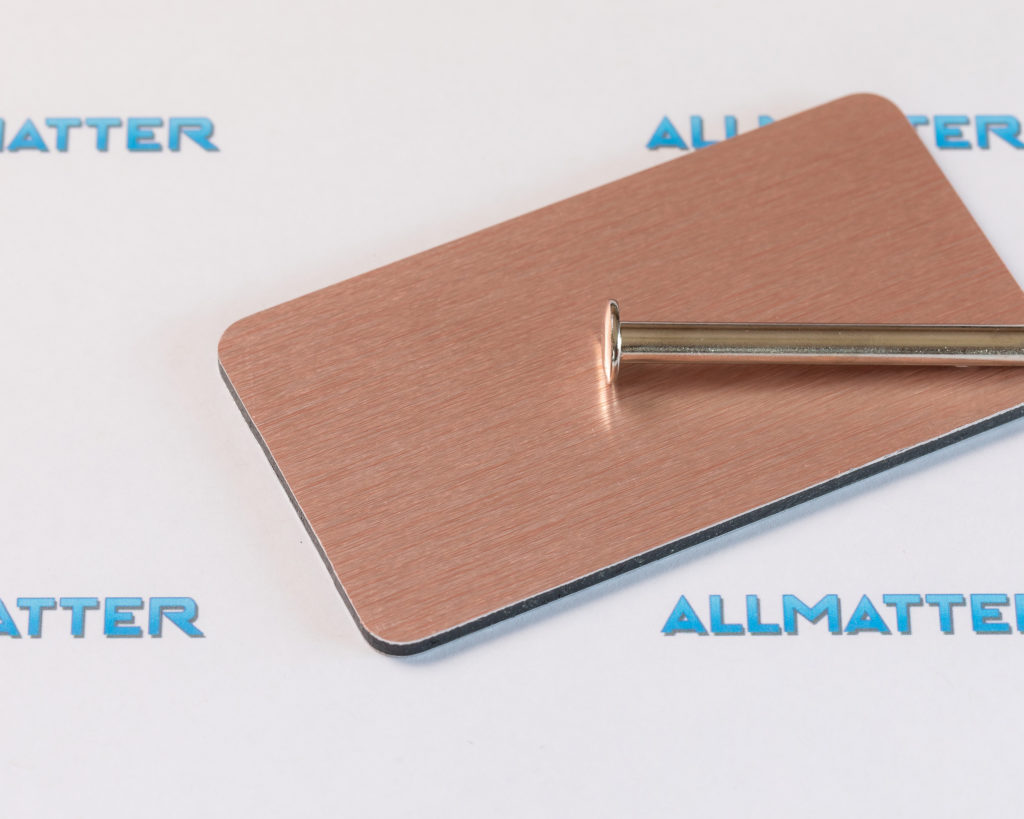 Płyta kompozytowa Dibond w kolorze miedzianym, szczotkowana z wykończeniem.