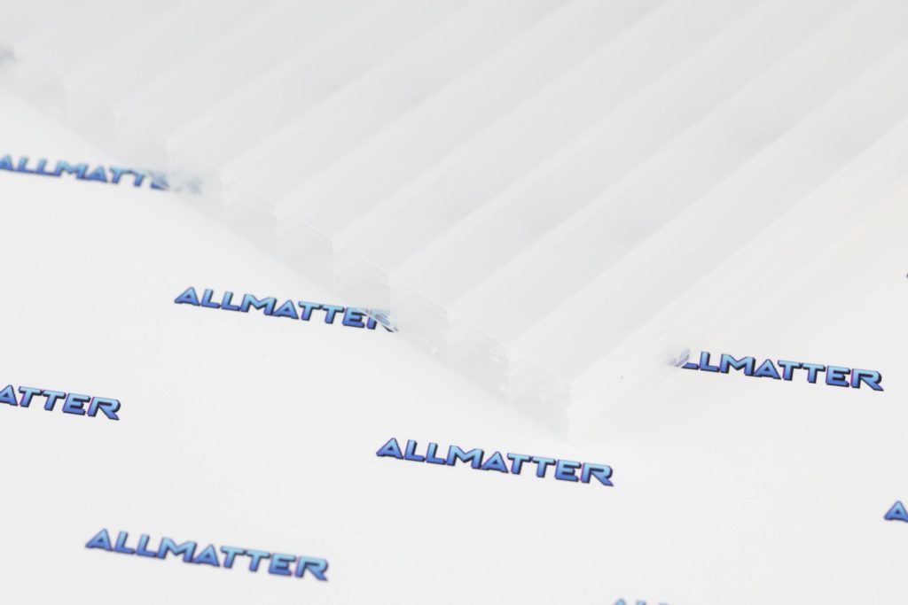 Poliweglan wielokomorowy na tle z logo Allmatter