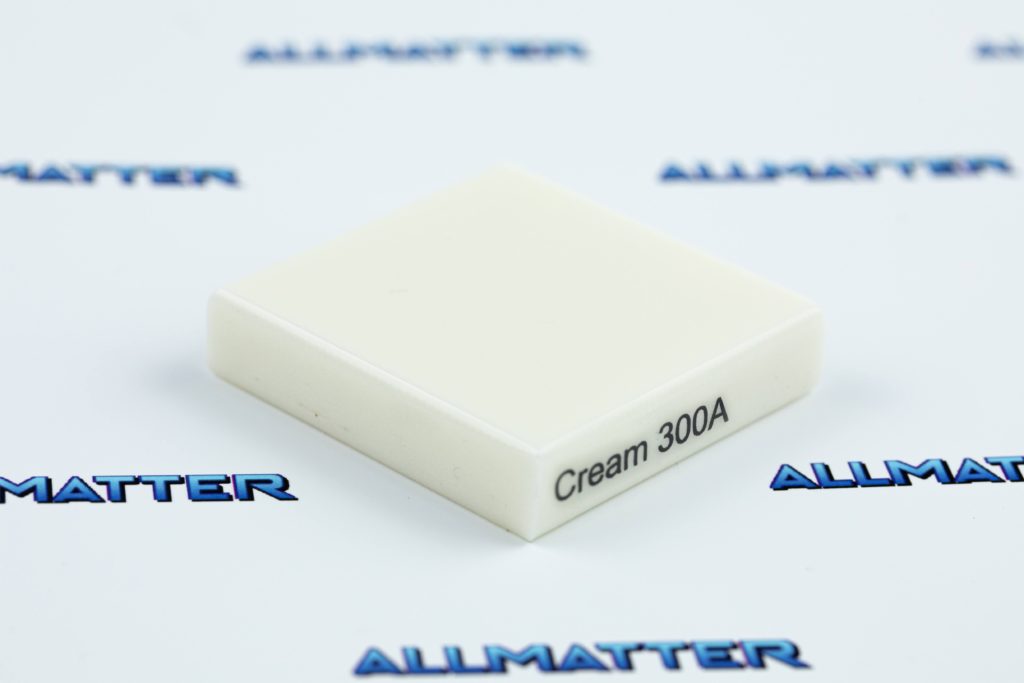 Kawałek materiału w kolorze kremowym z oznaczeniem 300A