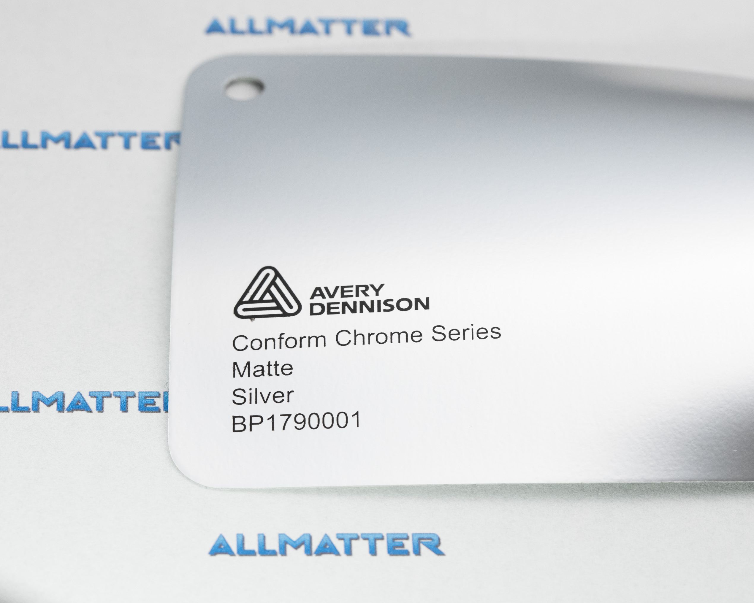 Próbka folii matowej srebrnej z serii Conform Chrome Avery Dennison
