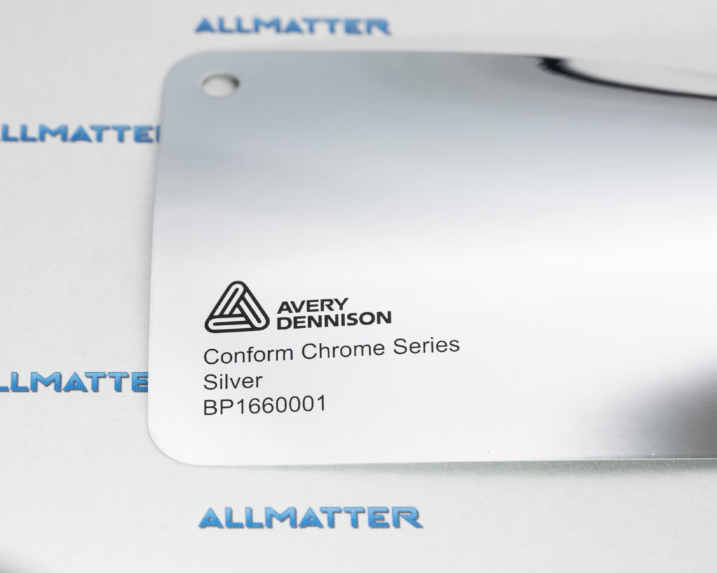 Próbka materiału Avery Dennison Conform Chrome Series w kolorze srebrnym