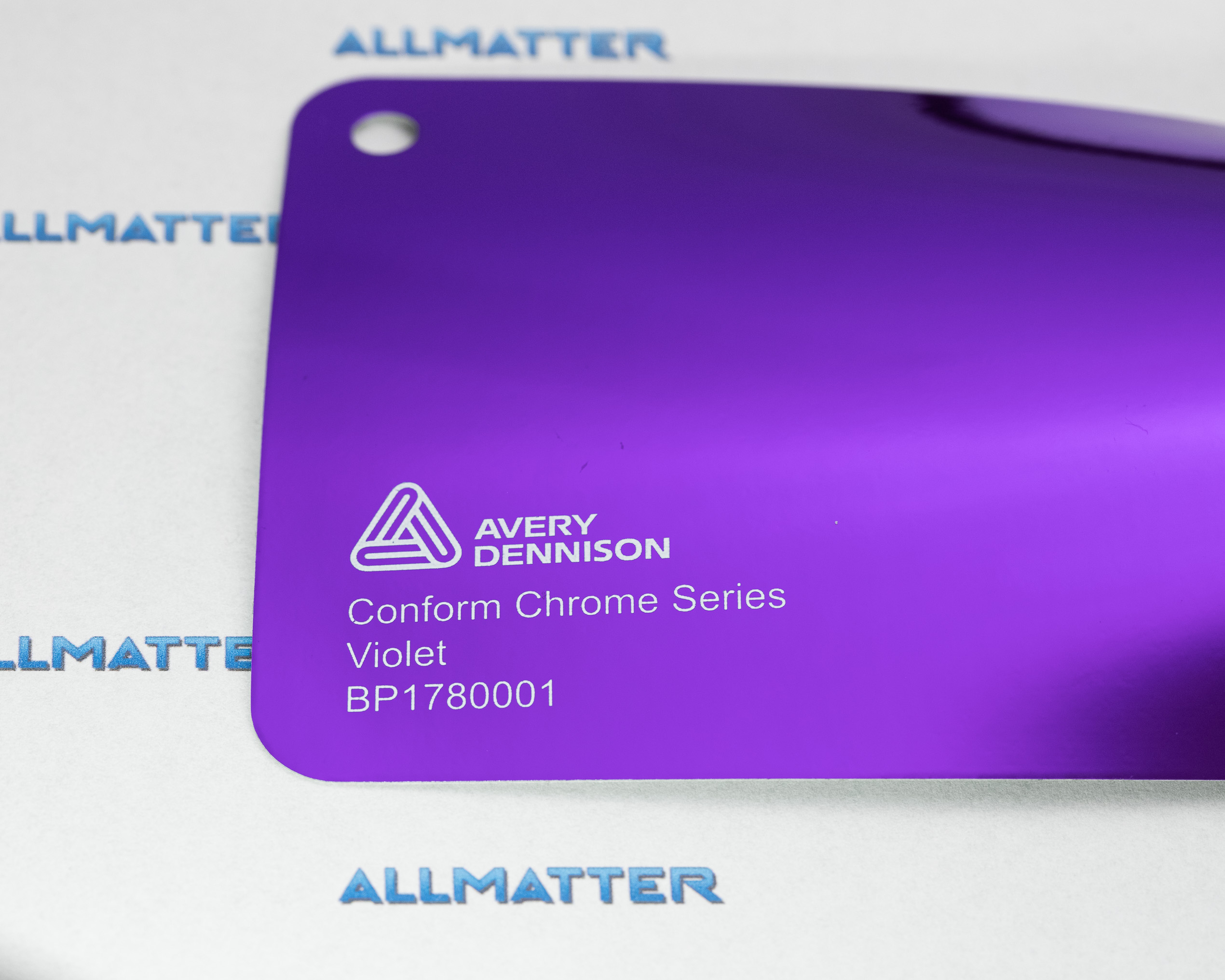 Fioletowa próbka folii Avery Dennison Conform Chrome Series