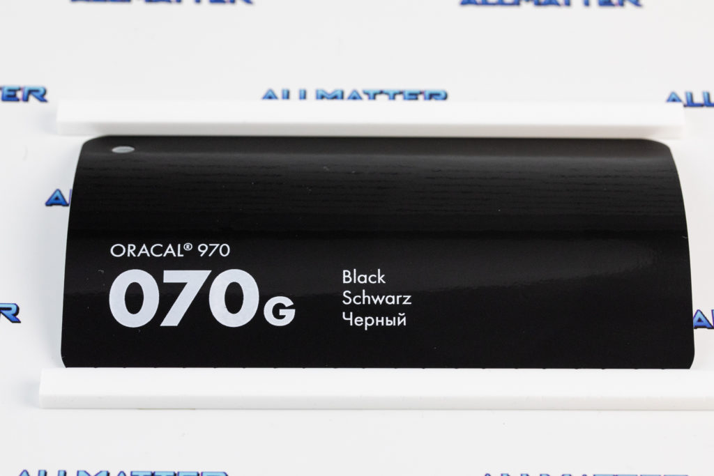 Czarna folia Oracal 970 070G z napisami w kilku językach