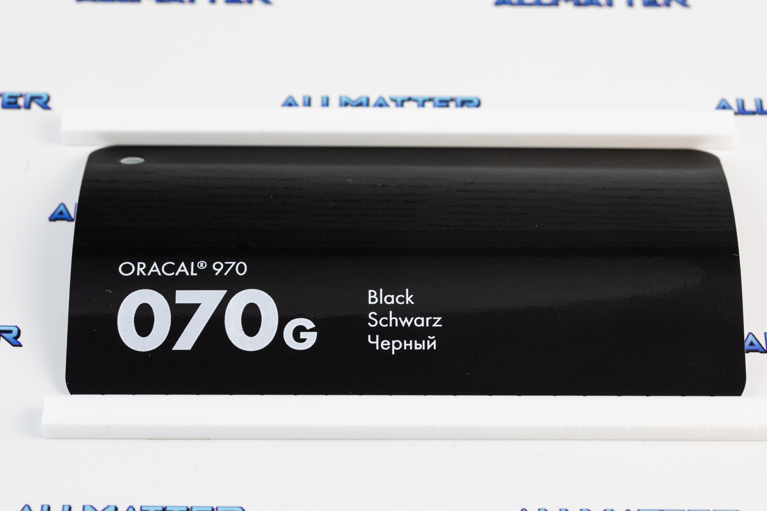 Czarna folia Oracal 970 070G z napisami w kilku językach