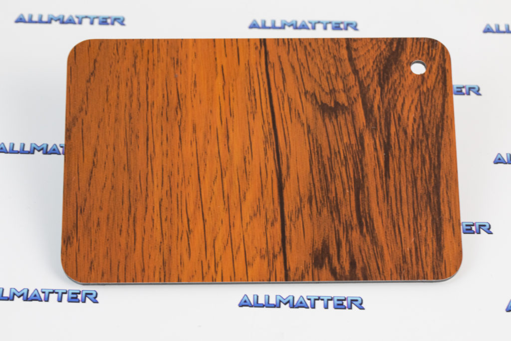 Płyta DIBOND w kolorze akacji z wykończeniem drewnopodobnym