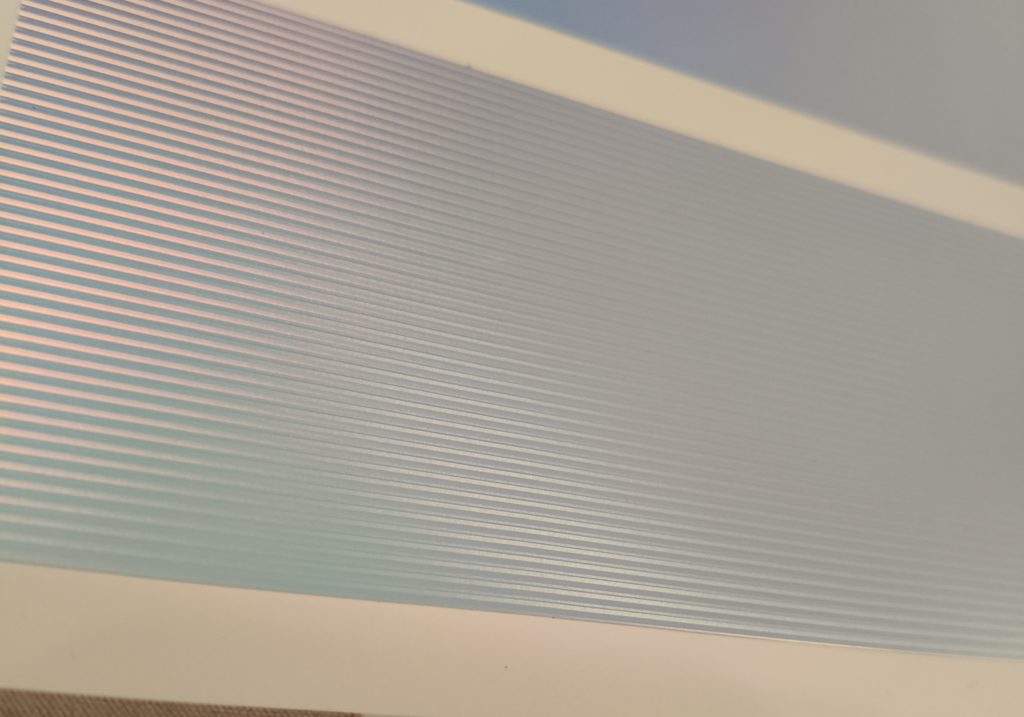 Folia architektoniczna z delikatnymi prążkami w odcieniach niebieskiego