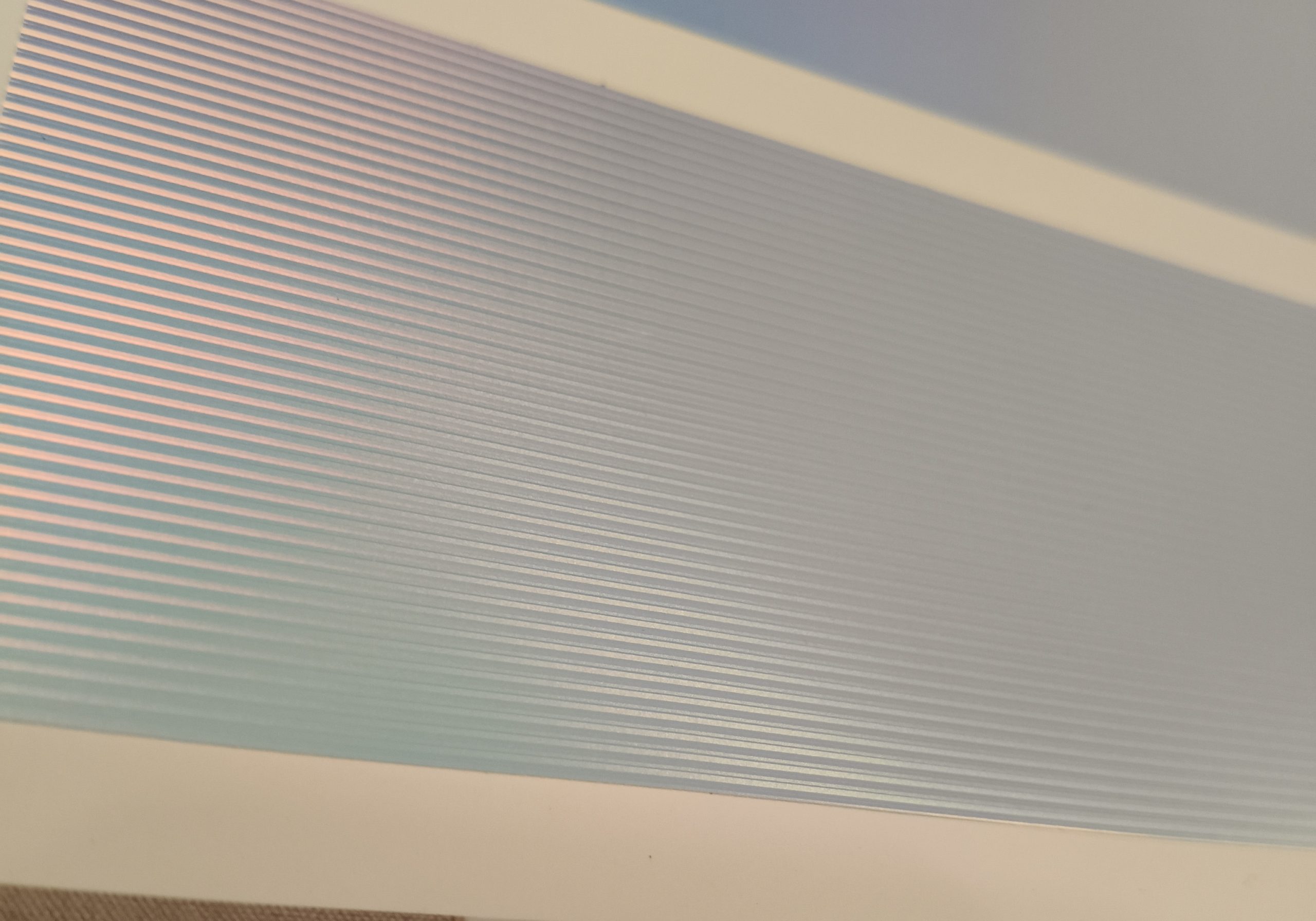 Folia architektoniczna z delikatnymi prążkami w odcieniach niebieskiego