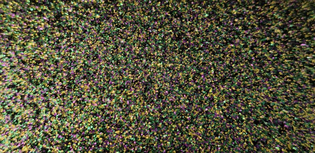 Folia architektoniczna w kolorowe, błyszczące drobinki zieleni i purpury