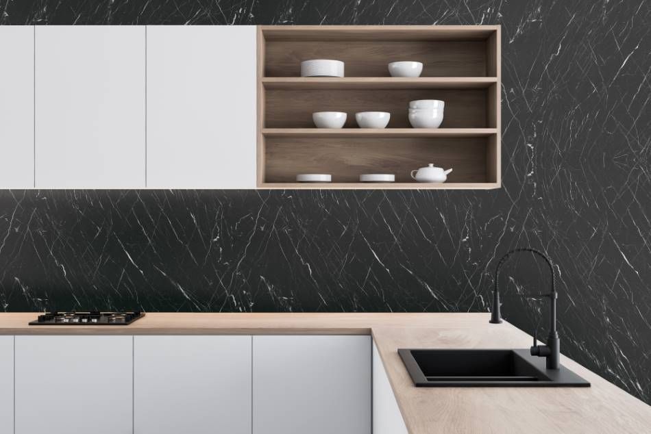 Nowoczesna kuchnia z czarnym blatem i półkami z naczyniami