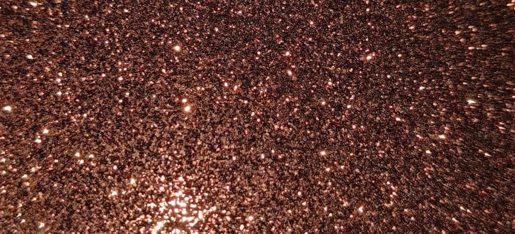 Folia architektoniczna o metalicznym wykończeniu w odcieniu mocha.