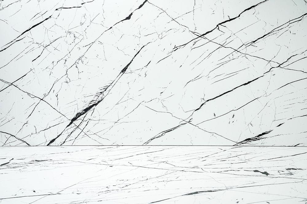 Folia architektoniczna z białym tłem i czarnymi żyłkami