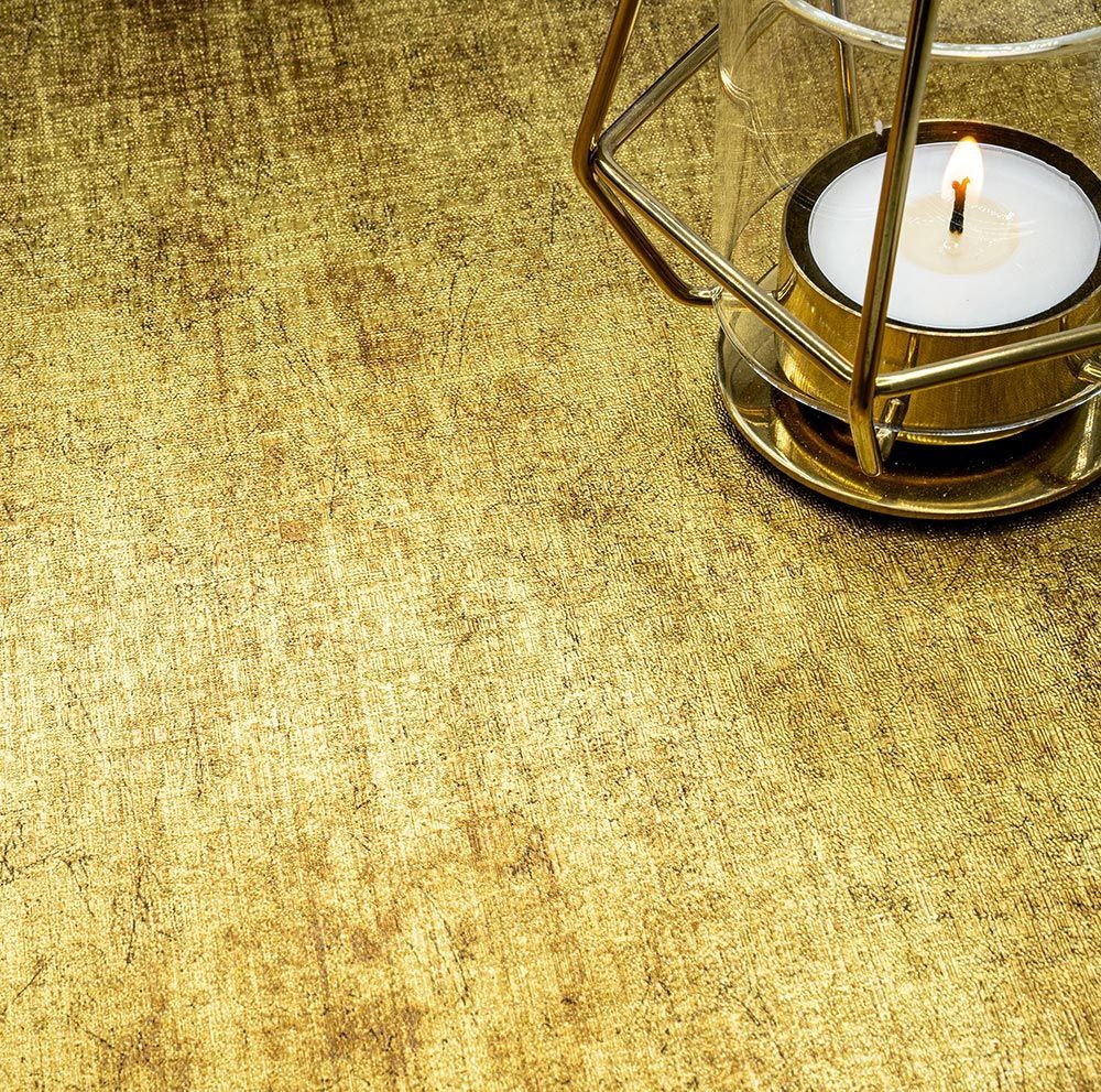 Złota folia architektoniczna z płonącą świecą w lampionie.